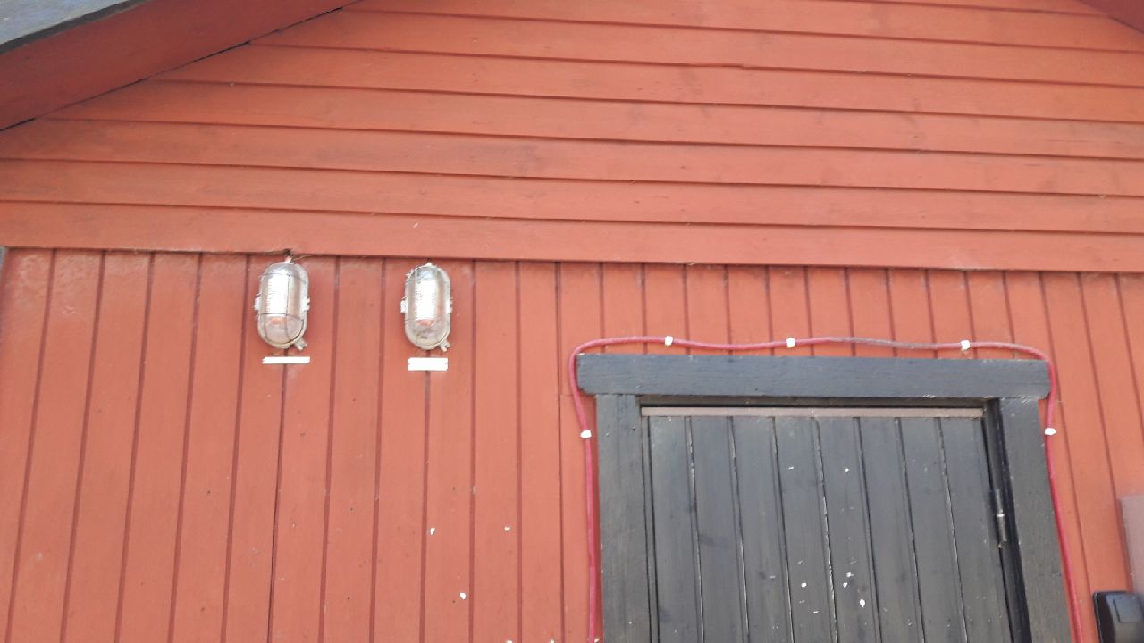 Larmlampor på pumphusets utsida